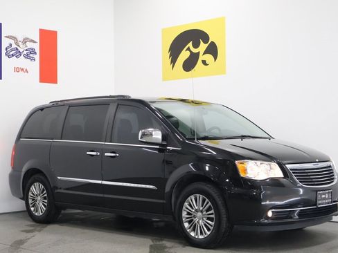Used 2016 Chrysler Town & Country Touring-L image 1