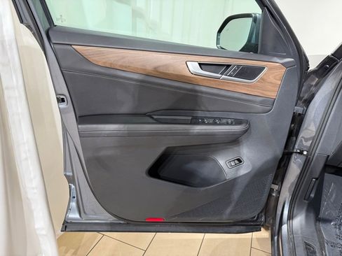 Used 2025 Volkswagen Atlas SE image 15