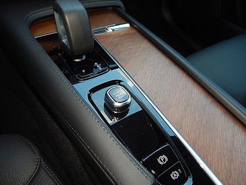 Certified 2025 Volvo XC90 B6 Plus image 24