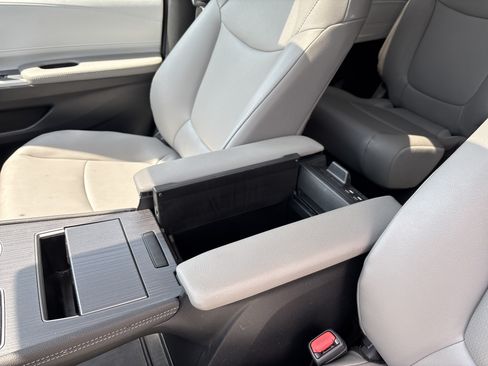 Used 2025 Toyota Sienna XLE FWD image 25