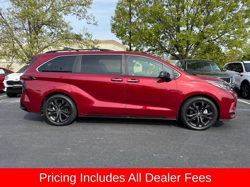 Used 2022 Toyota Sienna XSE FWD image 2