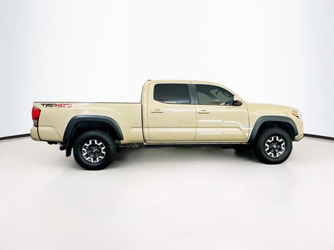 Used 2017 Toyota Tacoma TRD Off-Road w/ Premium & Technology Package AWD/4WD image 10