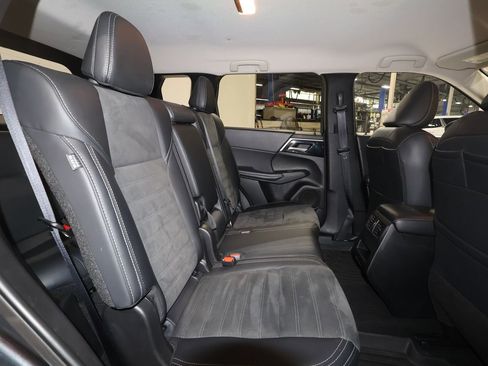 Used 2024 Mitsubishi Outlander SE image 27