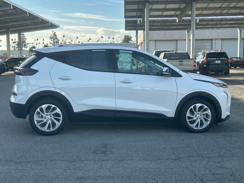 Used 2022 Chevrolet Bolt EUV LT w/ Comfort Package image 3