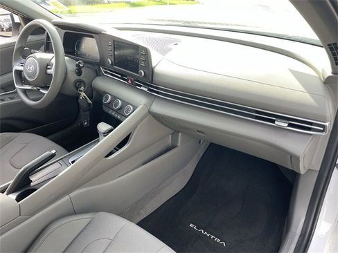 Used 2025 Hyundai Elantra SE image 26