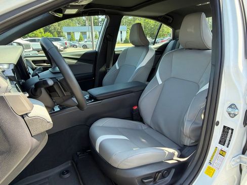 Used 2025 Toyota Camry SE w/ Convenience Package FWD image 18