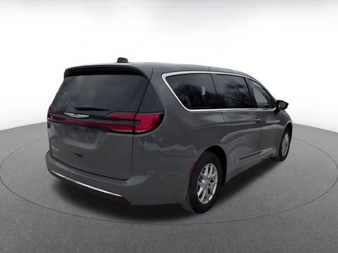 Used 2025 Chrysler Pacifica Select image 14