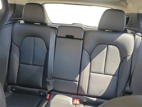 Used 2023 Volvo XC40 B5 Plus image 13