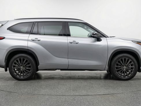 Used 2025 Toyota Highlander XSE AWD/4WD image 11