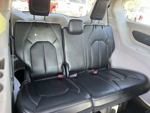 Used 2024 Chrysler Pacifica Limited FWD image 23