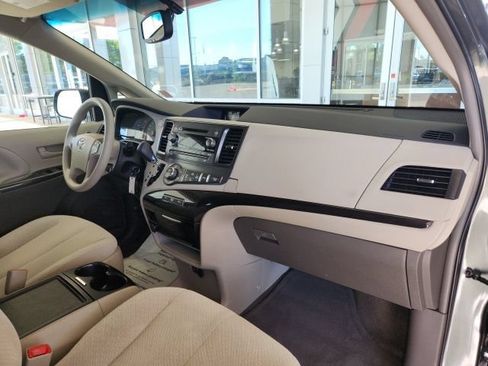 Used 2013 Toyota Sienna LE w/ Towing Pkg FWD image 26
