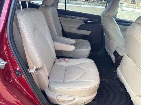 Used 2020 Toyota Highlander Limited image 16