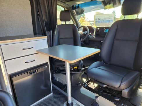 Used 2024 Mercedes-Benz Sprinter 2500 image 2