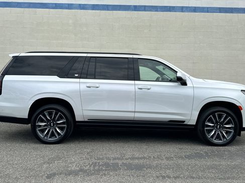 Certified 2023 Cadillac Escalade ESV Sport Platinum w/ Heavy-Duty Trailer Package AWD/4WD image 3
