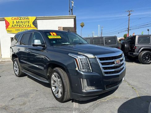 Used 2019 Cadillac Escalade Luxury RWD image 3