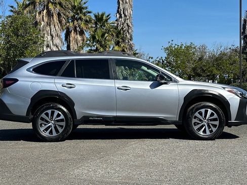Used 2024 Subaru Outback Premium AWD/4WD image 3