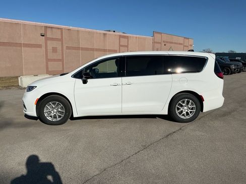 New 2026 Chrysler Pacifica Select image 5