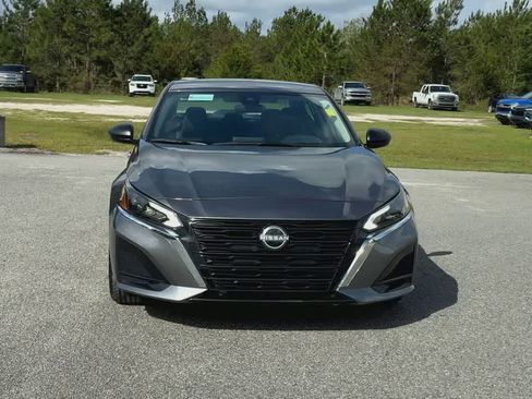 Used 2025 Nissan Altima 2.5 SV FWD image 3