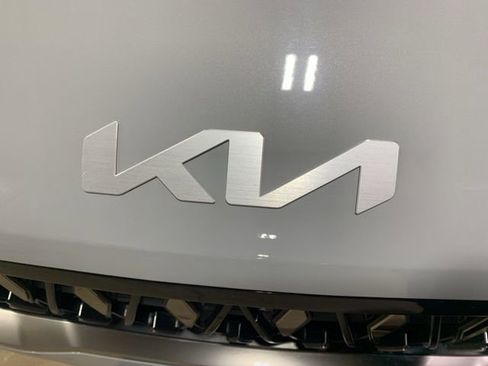 Used 2025 Kia Carnival EX image 22