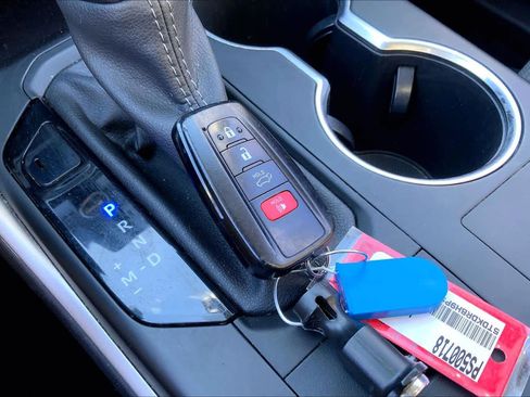 Used 2023 Toyota Highlander LE image 14