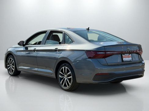 Used 2025 Volkswagen Jetta SE FWD image 4