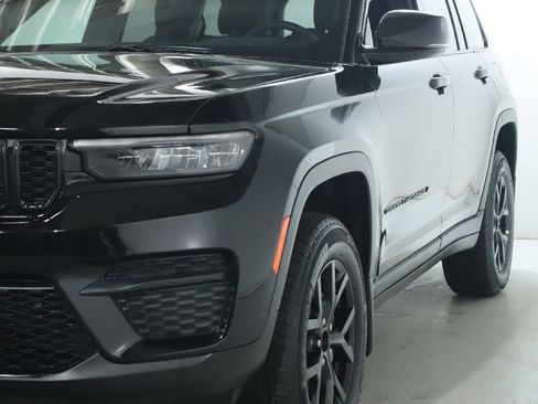 Used 2025 Jeep Grand Cherokee Altitude AWD/4WD image 4