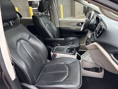 Used 2018 Chrysler Pacifica Limited w/ Advanced Safetytec Group image 32