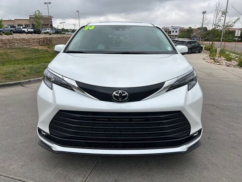 Used 2026 Toyota Sienna XLE FWD image 2