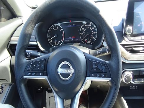 Used 2025 Nissan Altima 2.5 SV FWD image 19