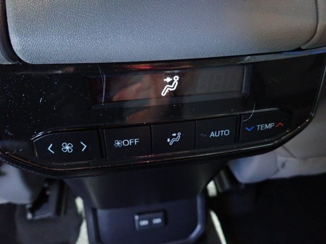Used 2023 Toyota Highlander XLE AWD/4WD image 11