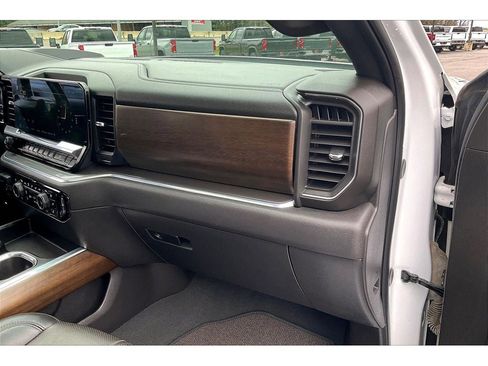 Used 2024 Chevrolet Silverado 1500 High Country w/ High Country Premium Package AWD/4WD image 18
