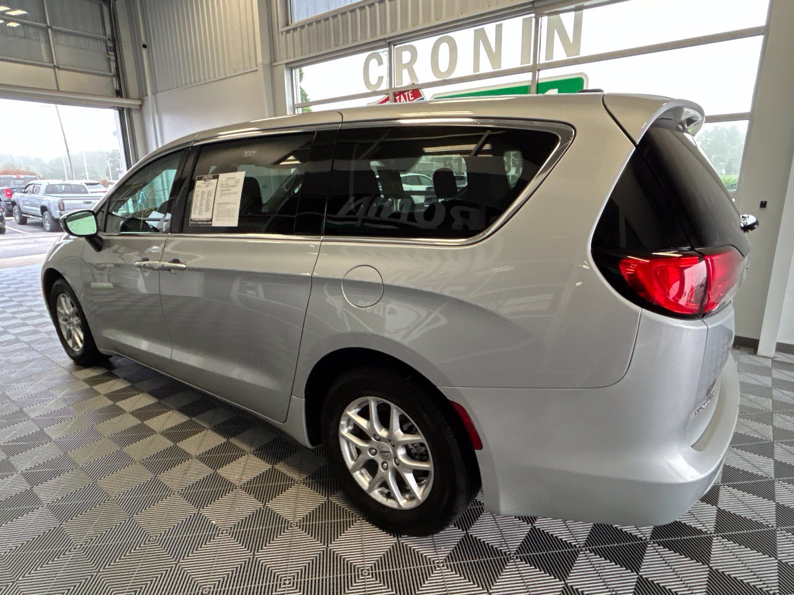 Used 2023 Chrysler Voyager LX FWD image 4
