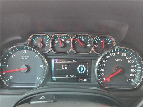 Used 2018 Chevrolet Suburban LT image 11