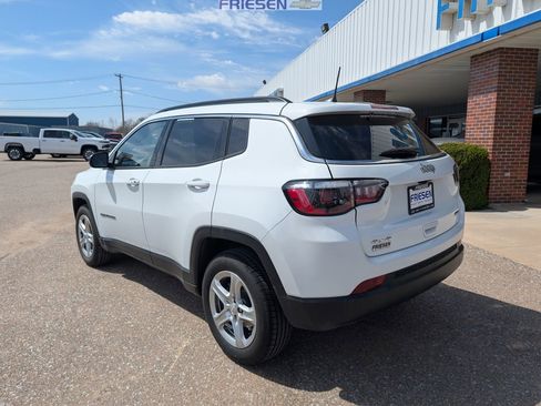 Used 2023 Jeep Compass Latitude w/ Convenience Group AWD/4WD image 3