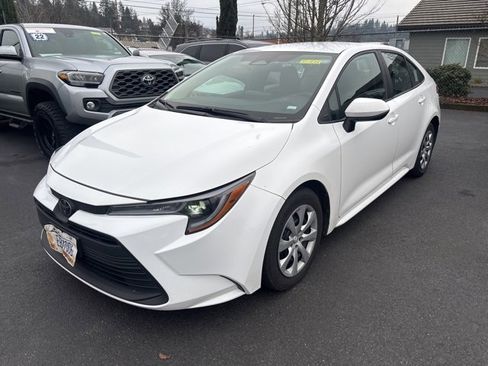 Used 2023 Toyota Corolla LE image 4