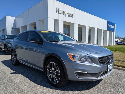 Used 2018 Volvo V60 T5 Cross Country image 2