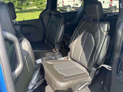 New 2027 Chrysler Pacifica Select AWD/4WD image 10