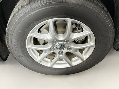 Used 2024 Chrysler Pacifica Touring-L image 11