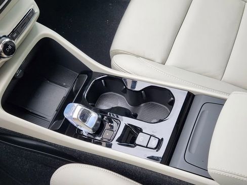 Used 2025 Volvo XC40 B5 Ultra w/ Climate Package image 22