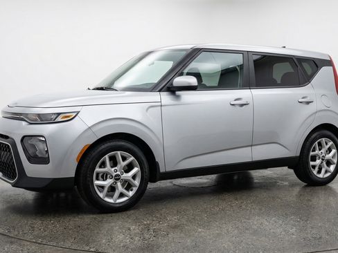 Used 2025 Kia Soul LX w/ LX Technology Package image 3