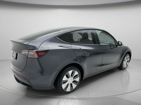 Used 2024 Tesla Model Y 2WD image 5