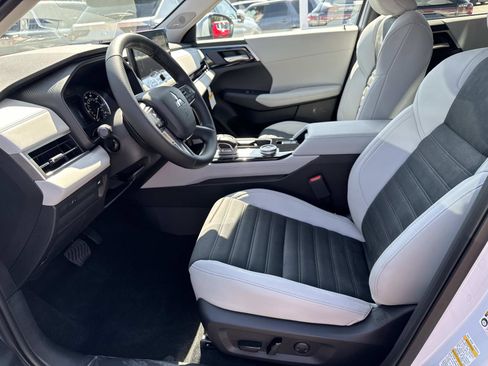 New 2025 Mitsubishi Outlander SE image 16