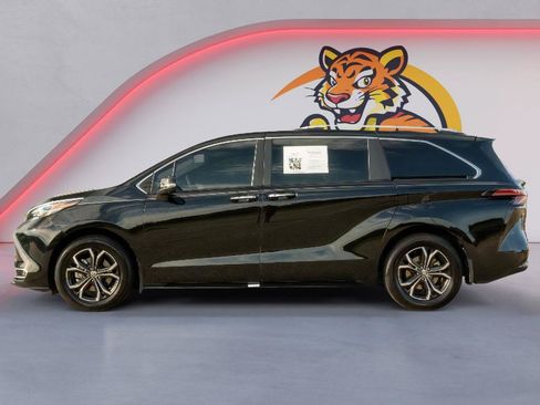 Used 2025 Toyota Sienna Platinum AWD/4WD image 8