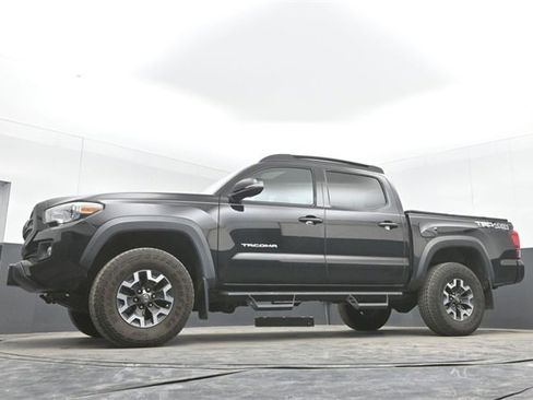 Used 2017 Toyota Tacoma TRD Off-Road w/ Premium & Technology Package image 30