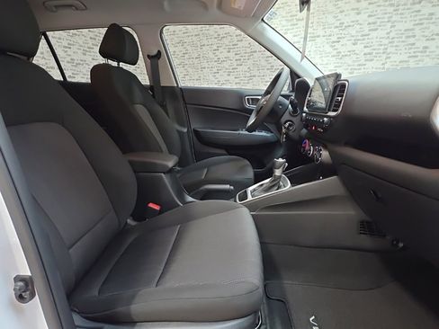 Certified 2025 Hyundai Venue SE image 9