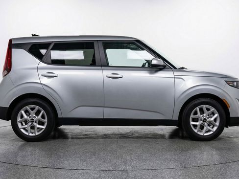 Used 2025 Kia Soul LX w/ LX Technology Package FWD image 11