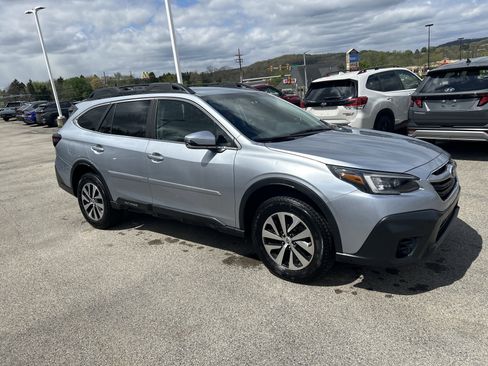 Used 2022 Subaru Outback Premium image 3