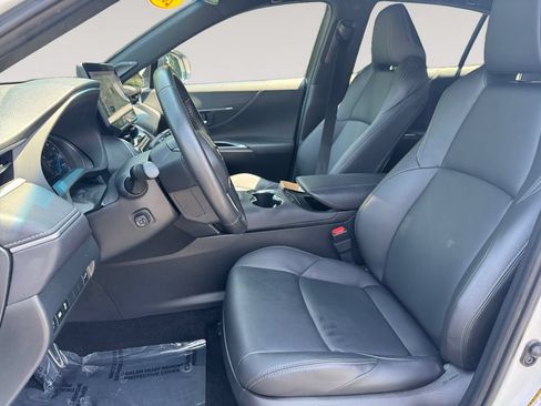 Used 2024 Toyota Venza XLE AWD/4WD image 9