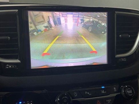 Certified 2024 Chrysler Pacifica Touring-L FWD image 17