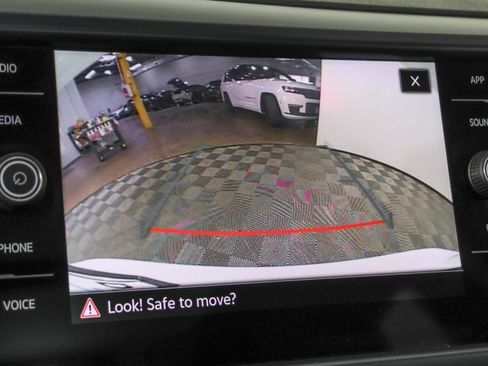 Used 2023 Volkswagen Taos SE w/ Panoramic Sunroof Package AWD/4WD image 8
